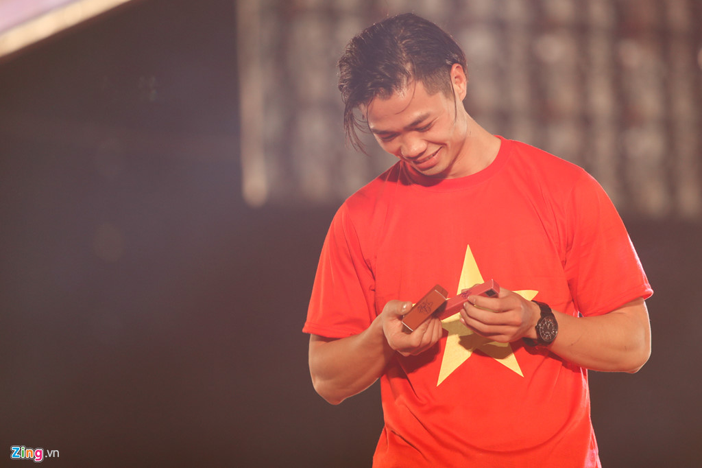 Mỹ Tâm cười tươi khi được Công Phượng tặng son